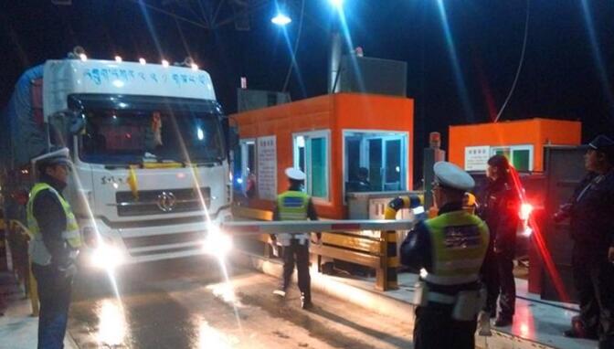 “戲精”司機(jī)沖關(guān)逃費(fèi)，被查后懊悔不已